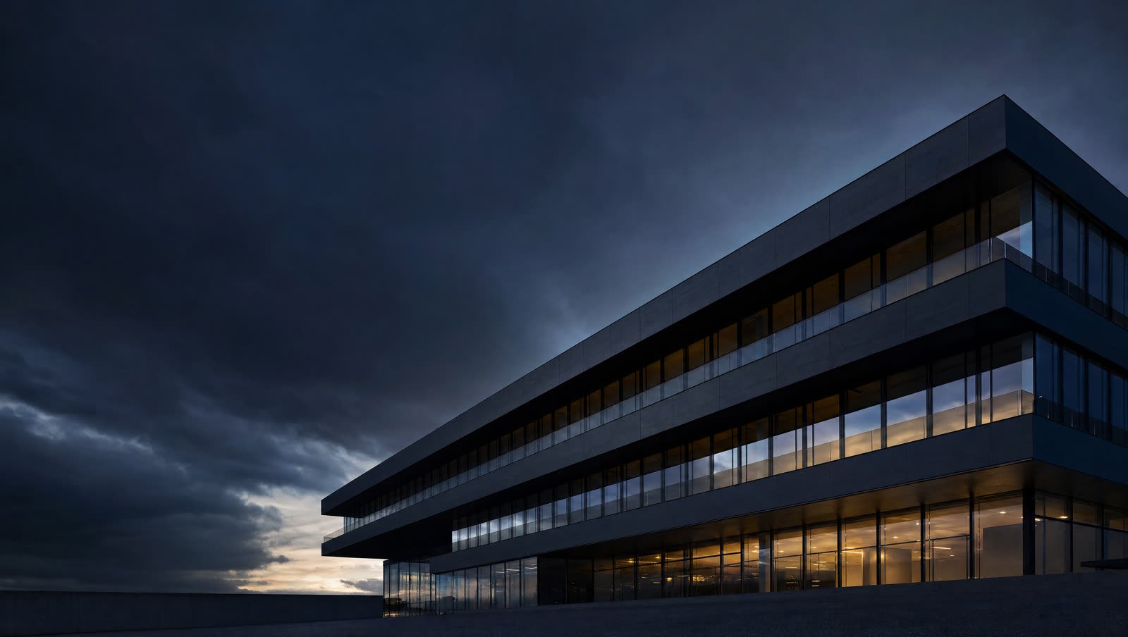 Moderne deutsche Firmenarchitektur mit dunkler Glasfassade bei Abend
